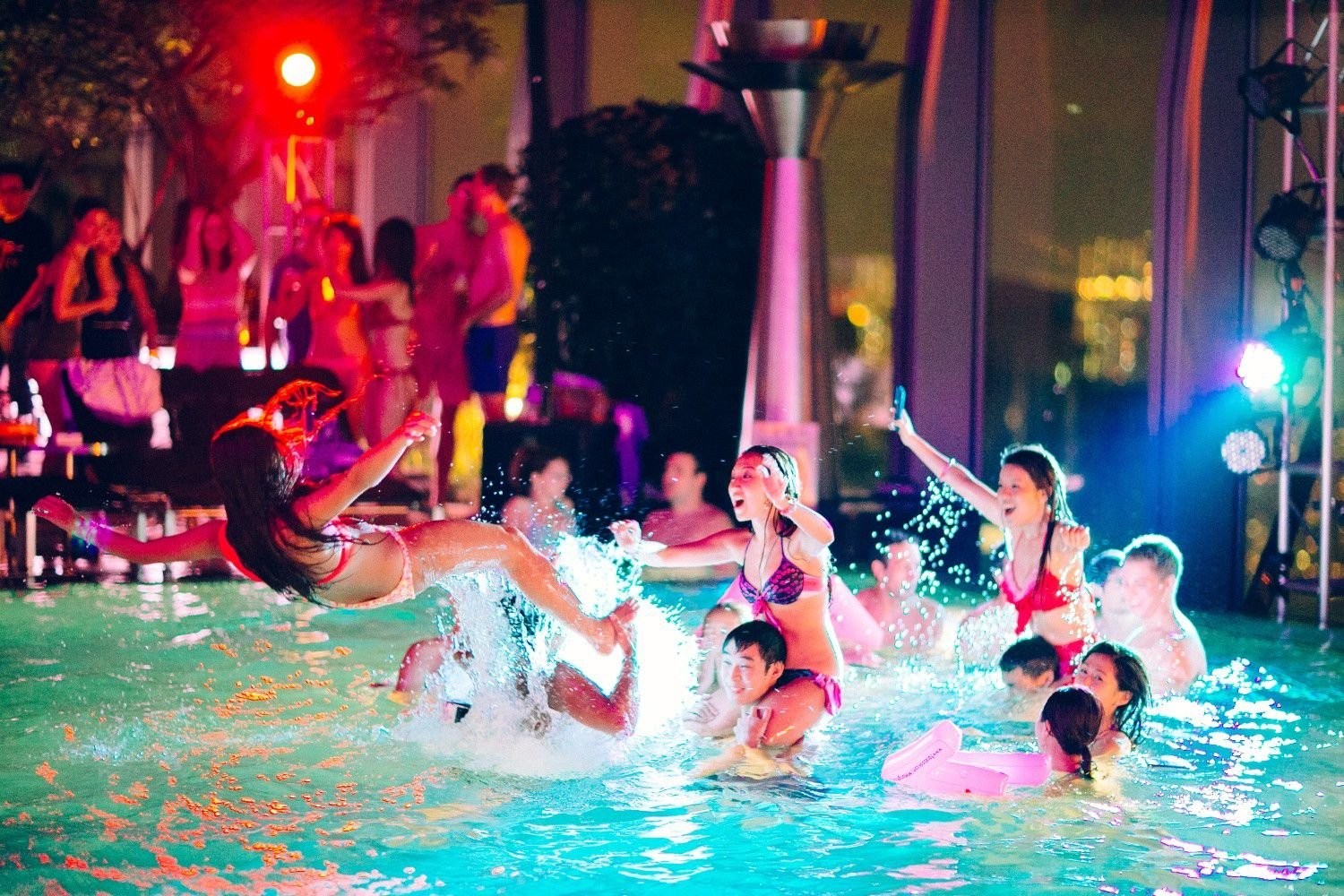  Pool party là gì - vì sao mang đến sự phấn khích cho người tham gia?