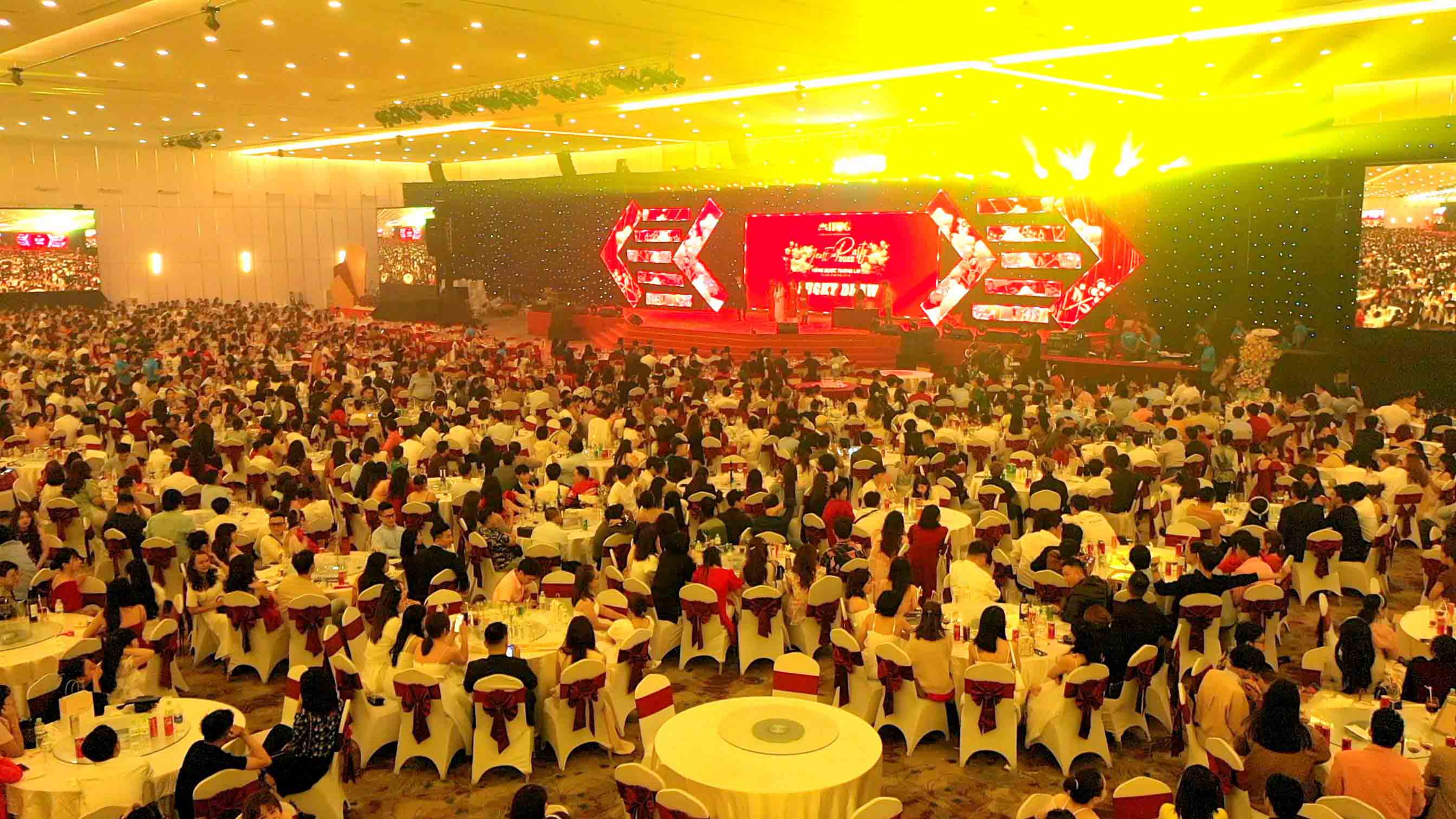 Year-End Party Bùng Nổ