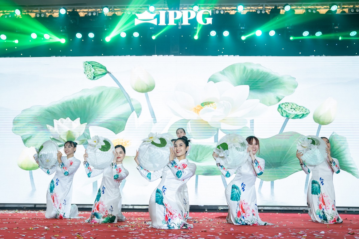 Year-End Party Bùng Nổ