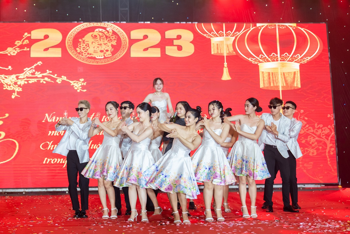 Year-End Party Bùng Nổ