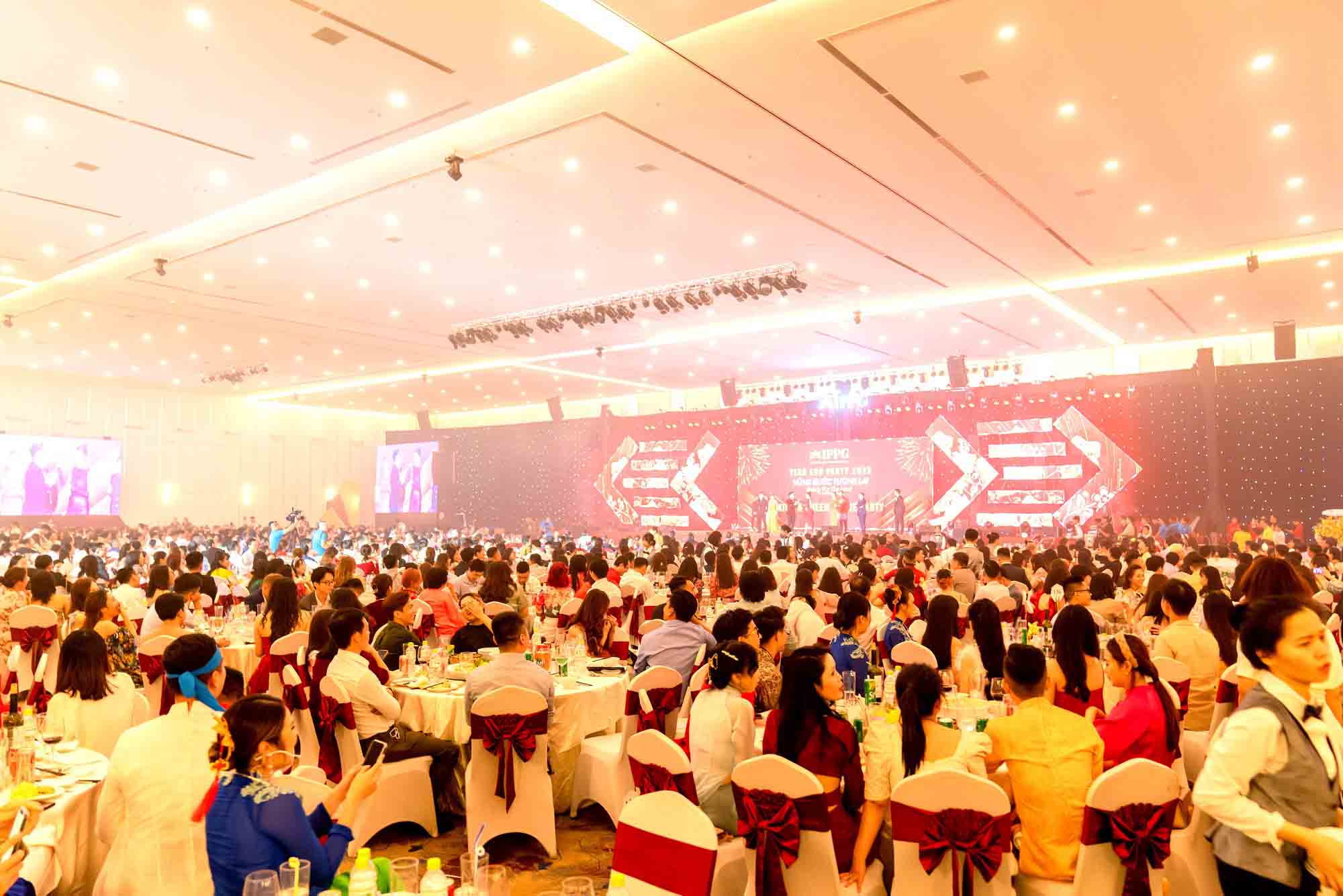 Year-End Party Bùng Nổ