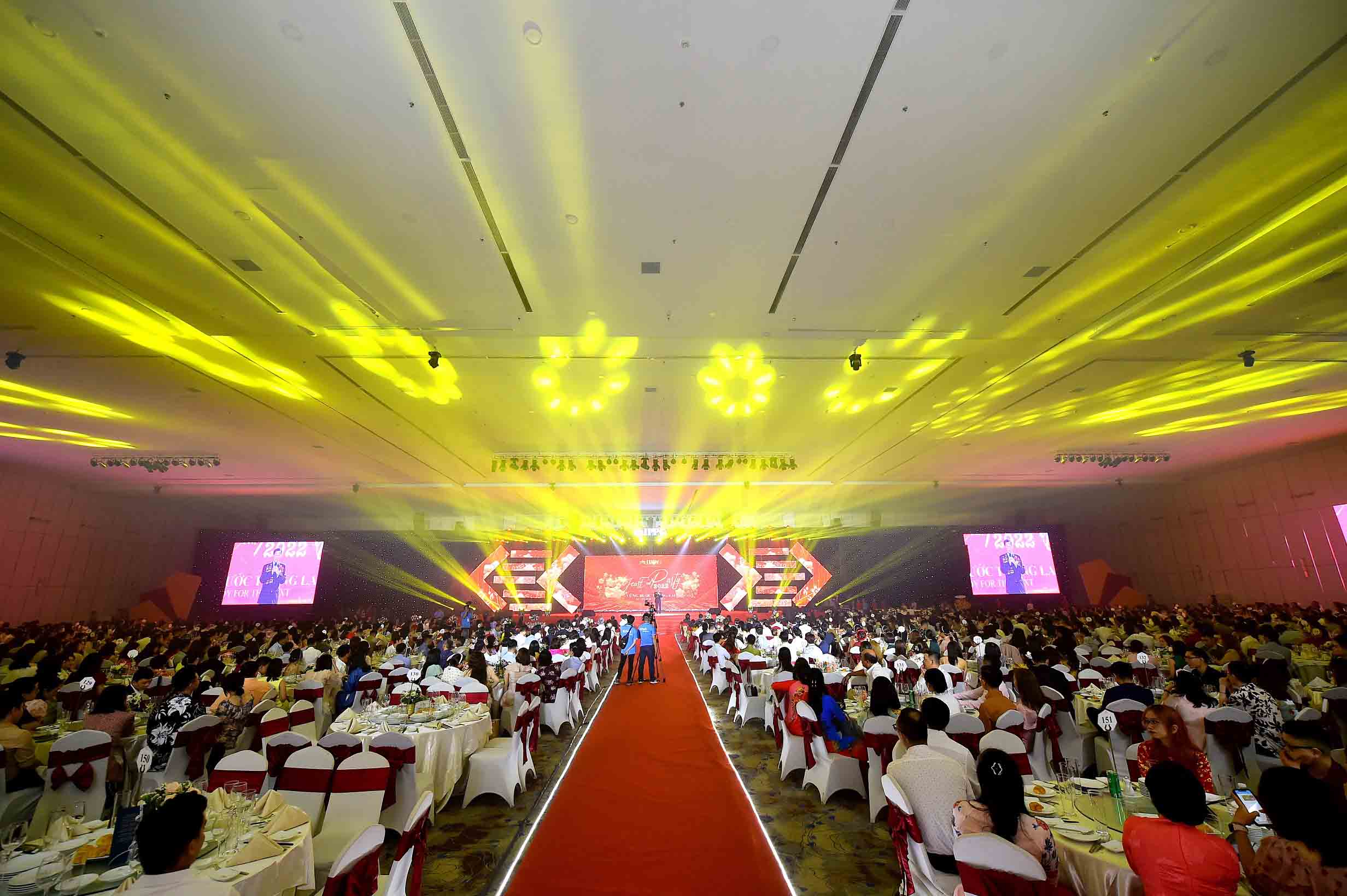 Year-End Party Bùng Nổ