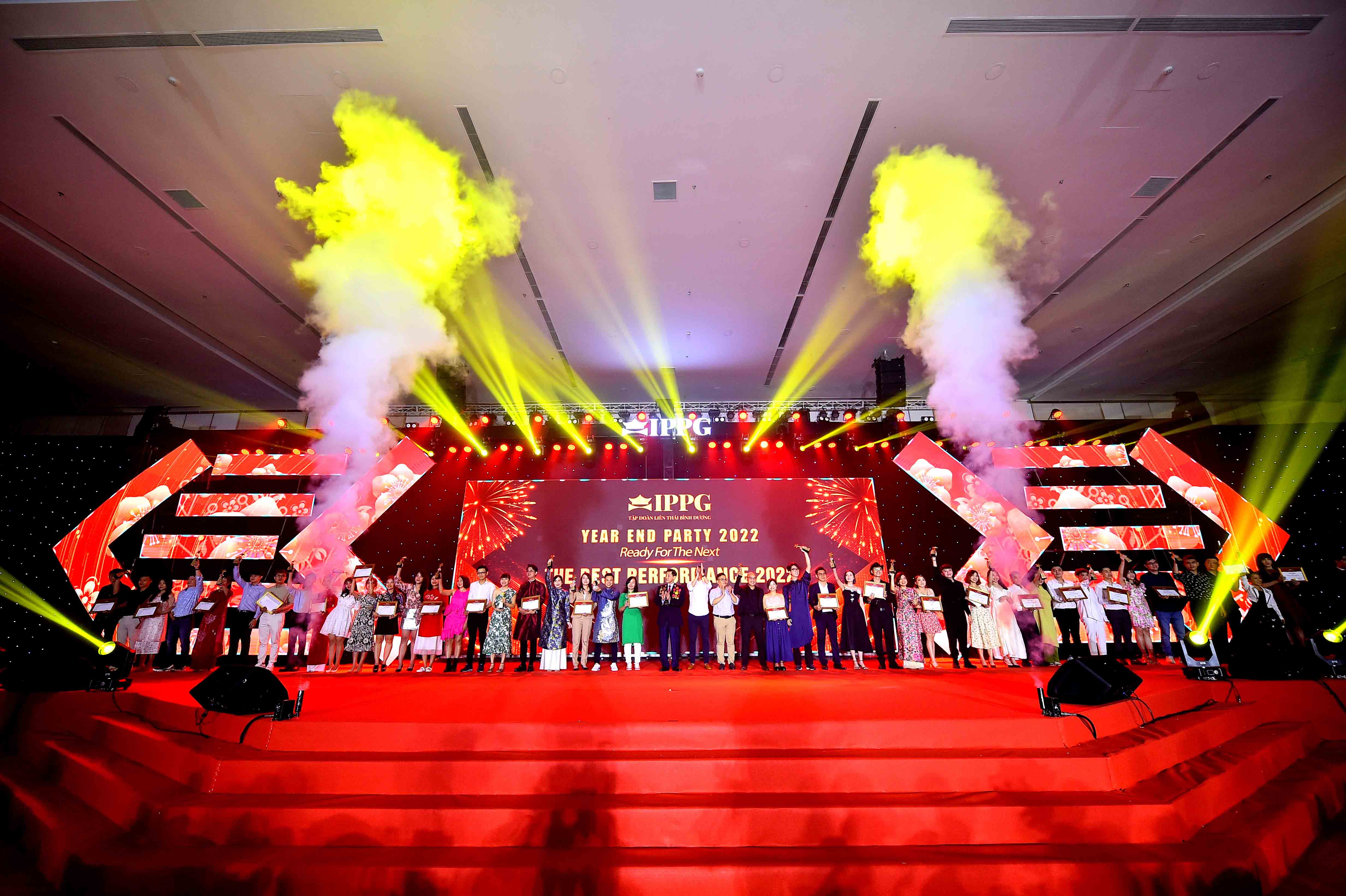 Year-End Party Bùng Nổ