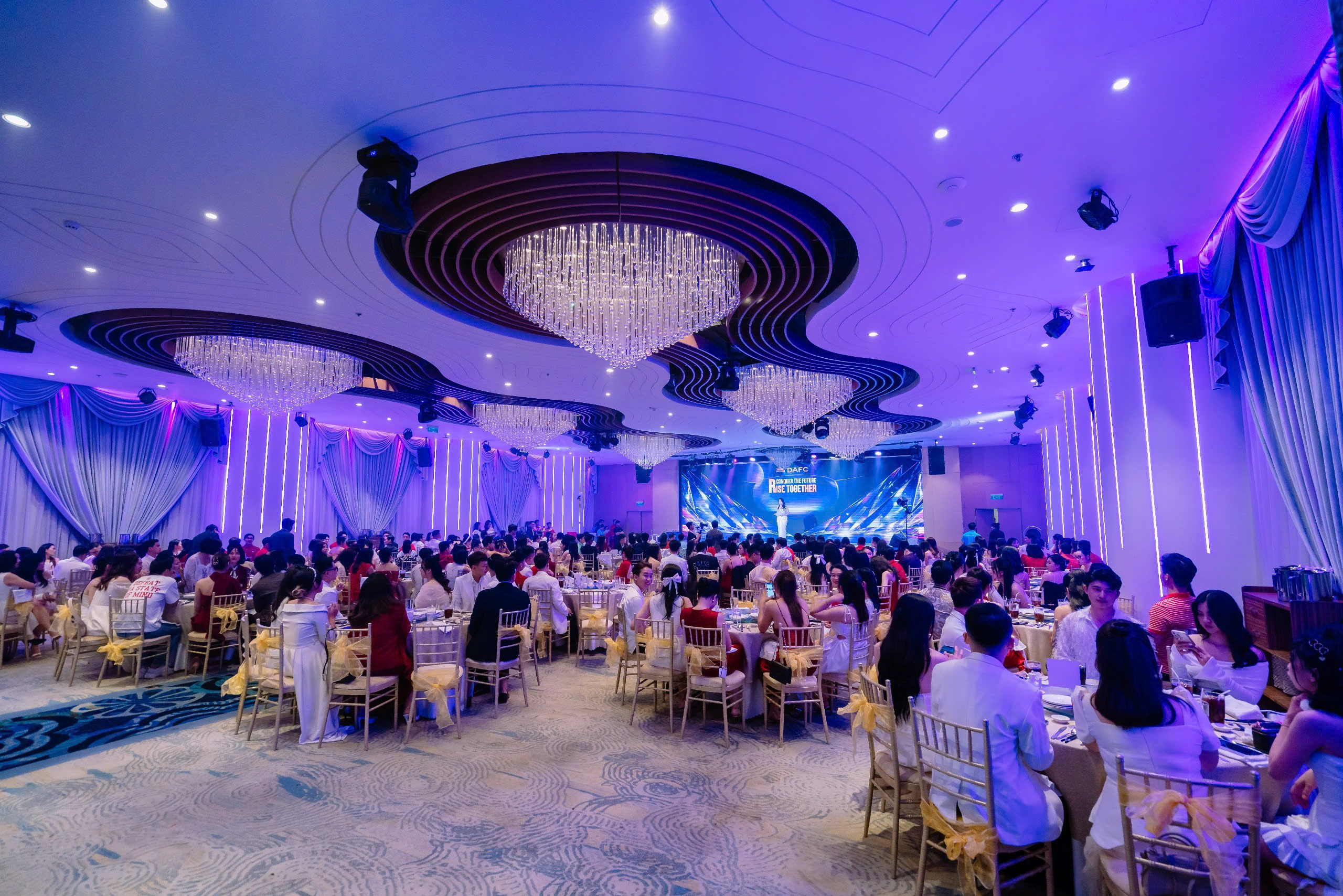 Year End Party là gì? Ý nghĩa của Year End Party và cách tổ chức tiệc tất niên 2024 ấn tượng