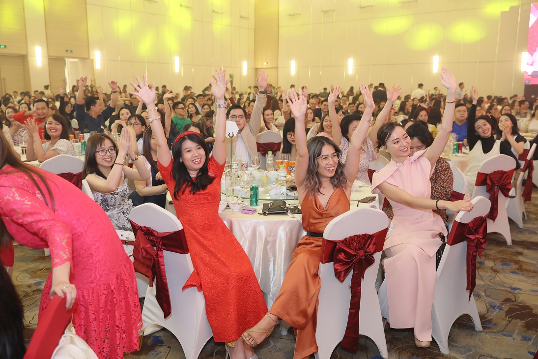 Year-End Party Bùng Nổ