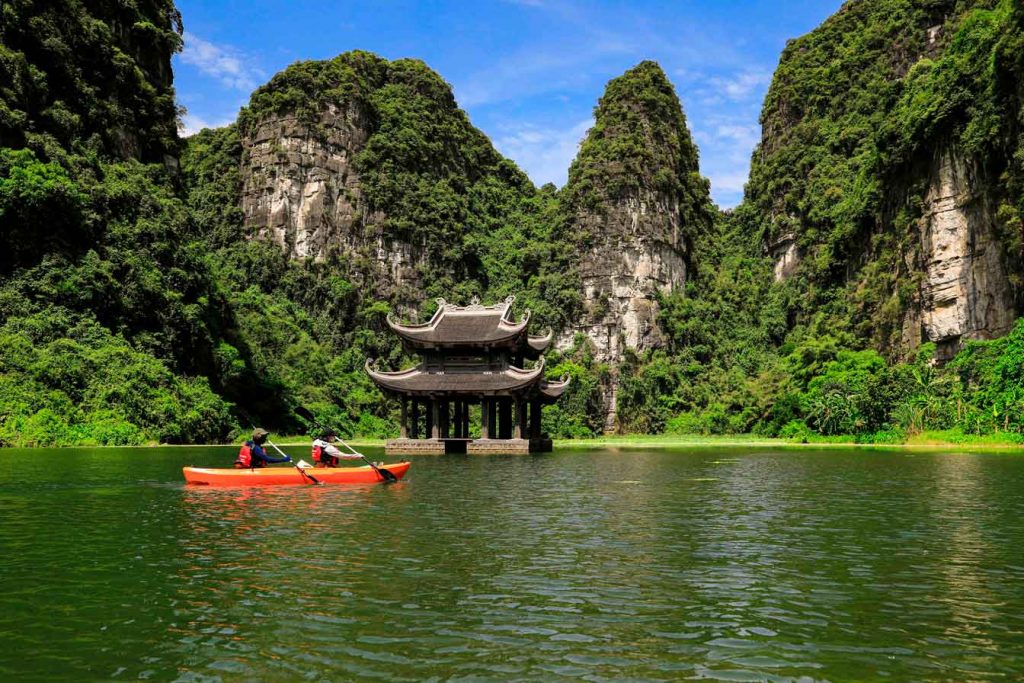 Trải nghiệm chèo thuyền Kayak ở Tràng An